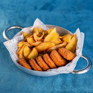Nuggets di pollo e patatine