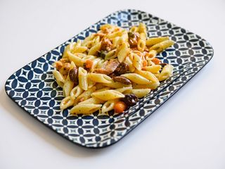 Mezze penne al tonno con olive e capperi
