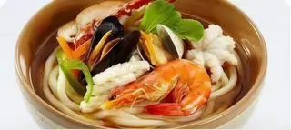 177. Udon in brodo con frutti di mare