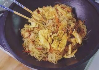 160. Spaghetti di riso con pollo