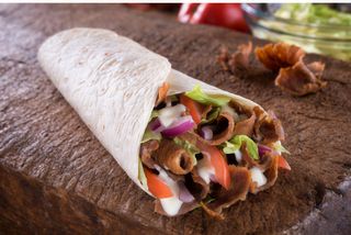 Piadina kebab con patatine fritte