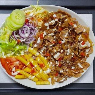 Piatto kebab con carne di vitello e patatine