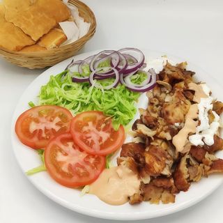 Piatto kebab con carne di vitello con riso speziato colorato