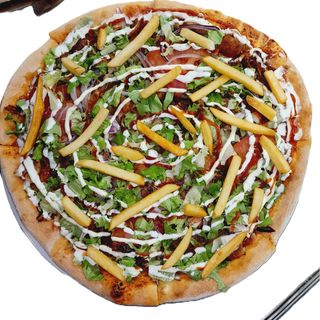 Pizza kebab con carne di vitello con tutto