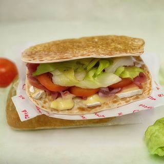 Crudo con brie, insalata e pomodoro