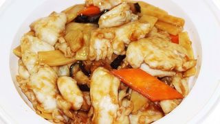 105. Pollo con funghi e bambù