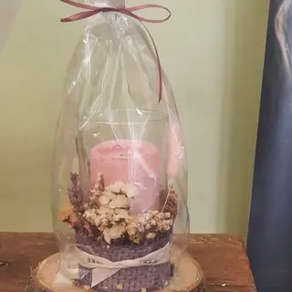 Pink candle and dried flowers /Candela rosa con fiori secchi