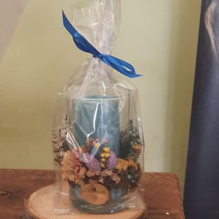 Blue candle and dried flowers / Candela blu con fiori secchi