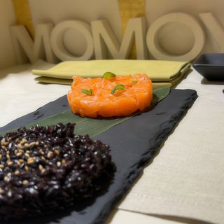 Tartare di Salmone con riso Venere 