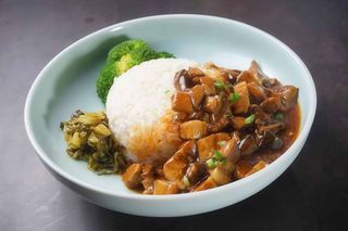 48. Manzo e pollo saltati con funghi, bambù e riso