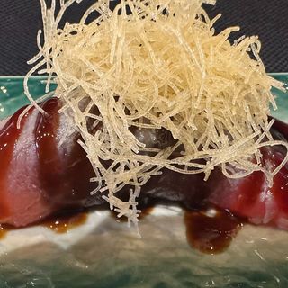 121 Nigiri tonno scottato nero 2 pz