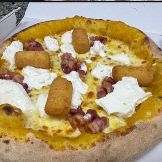 Mozzarella, patate al forno, bacon croccante, salsiccia, cheddar