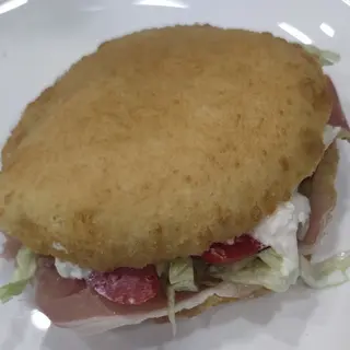 Montanara fritta e farcita. Tonno e cipolla