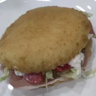Montanara fritta e farcita. . salsiccia e patate