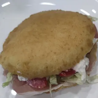 Montanara farcita . Parmigiana