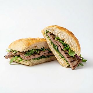 Panino con fettine di scottona e insalata