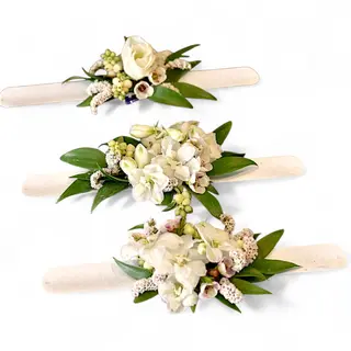 Bracciale floreale con fiori bianchi