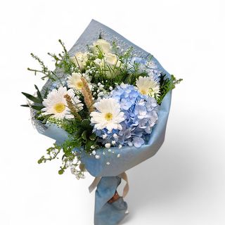Bouquet di fiori bianchi e azzurri 