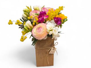 Fleurs en boîte avec mimosa