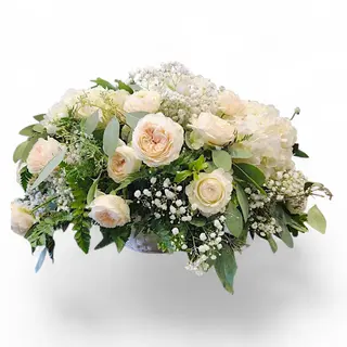 Cesto di fiori bianchi per regalo