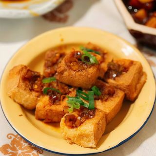 Tofu fritto con ripieno di salsa aglio