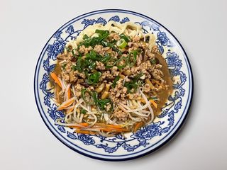 39. Spaghetti fatti a mano serviti con scalogno e salsa di soia