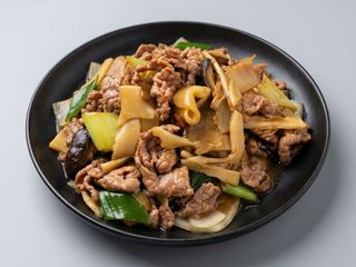 68. Manzo saltato con bambù e funghi