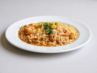 Risotto con riso lillà alla pescatora con zest di limone
