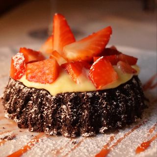Crostatina morbida con crema al limone e fragole