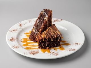 Brownie al cioccolato e caramello salato al rosmarino