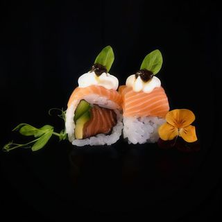 Ura 09 Salmone tartufo roll 4 pezzi