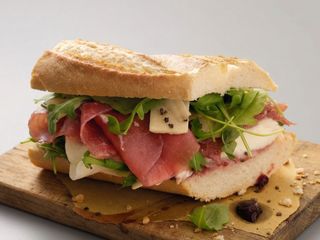 Panino crudo, rucola, scaglie di grana