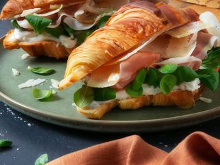 Salmone, lattuga e bufala