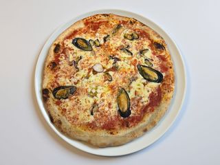 Pizza con frutti di mare misti