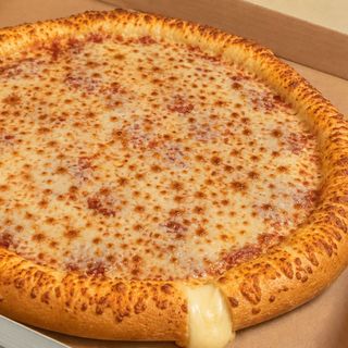 Pizza salame con bordo riempito formaggio