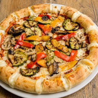 Pizza verdura con bordo riempito formaggio