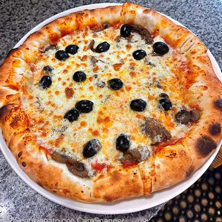 Pizza funghi olive con bordo riempito formaggio