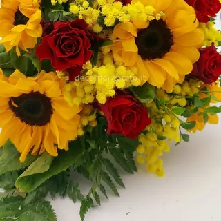 Girasole con rose rosso e mimose