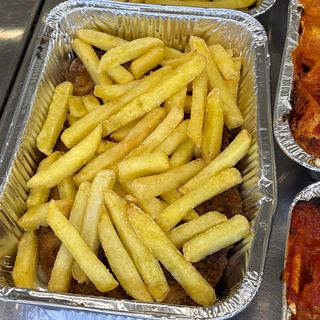 cotoletta di pollo con patatine fritte