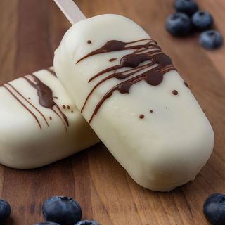 Gelato al cioccolato bianco su stecco