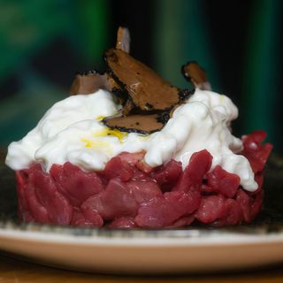 Tartare di fassona, stracciata e tartufo
