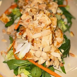 Insalata di pollo e mandorle