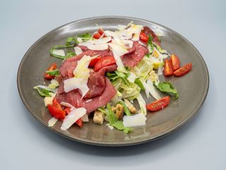 Insalata carpaccio di bresaola e parmigiano