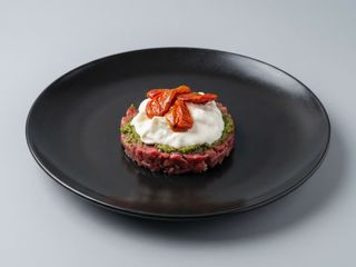 Tartare di fassona con stracciata pomodorini e pesto