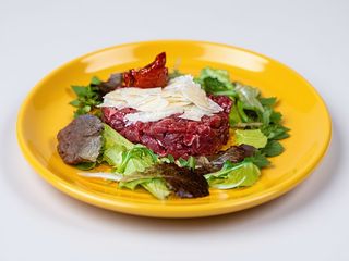 Tartare di fassona con fonduta e rucola