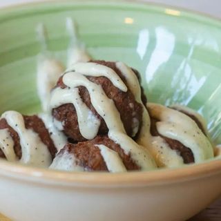 Polpettine con fonduta di cacio e pepe