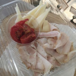 ALGERI---PORCHETTA / CACIOCAVALLO AFFUMICATO / POMODORI SEMI-SECCHI