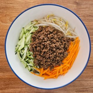 Noodles conditi di carne di manzo
