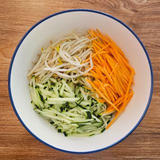 Noodles conditi di verdura