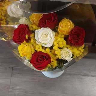 bouquet misto con rosa e mimosa